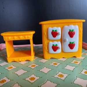 1983 STRAWBERRY SHORTCAKE BERRY HAPPY HOME DOLL HOUSE SET OF 2 KITCHEN CABINETS